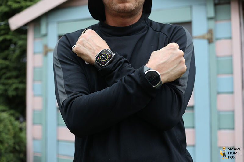 Man sieht die Apple Watch Ultra und die Garmin vivoactive 4 am Arm.